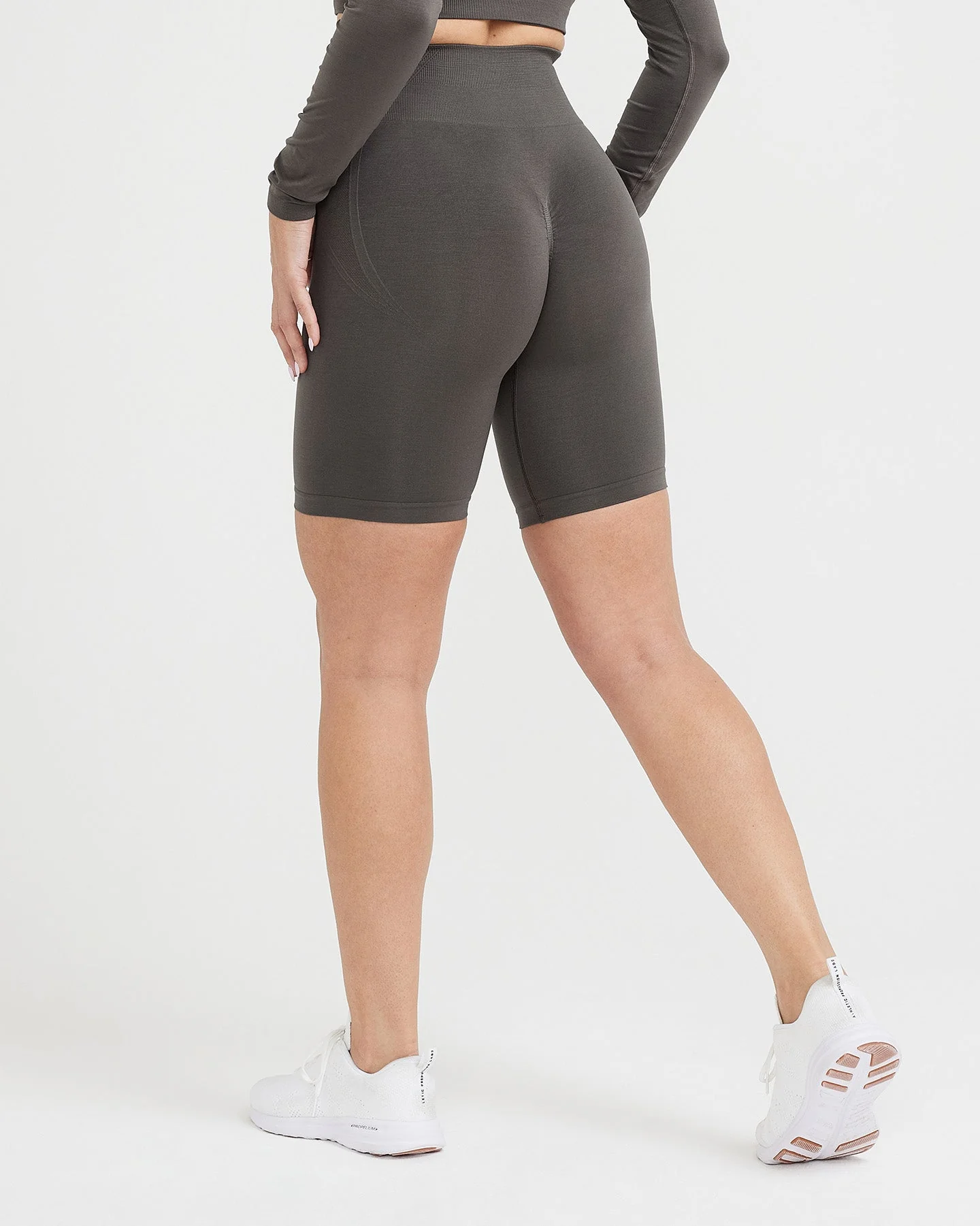 EffortlessLift™ Seamless Cycling Shorts with White Logo | Deep Taupe - Image 4