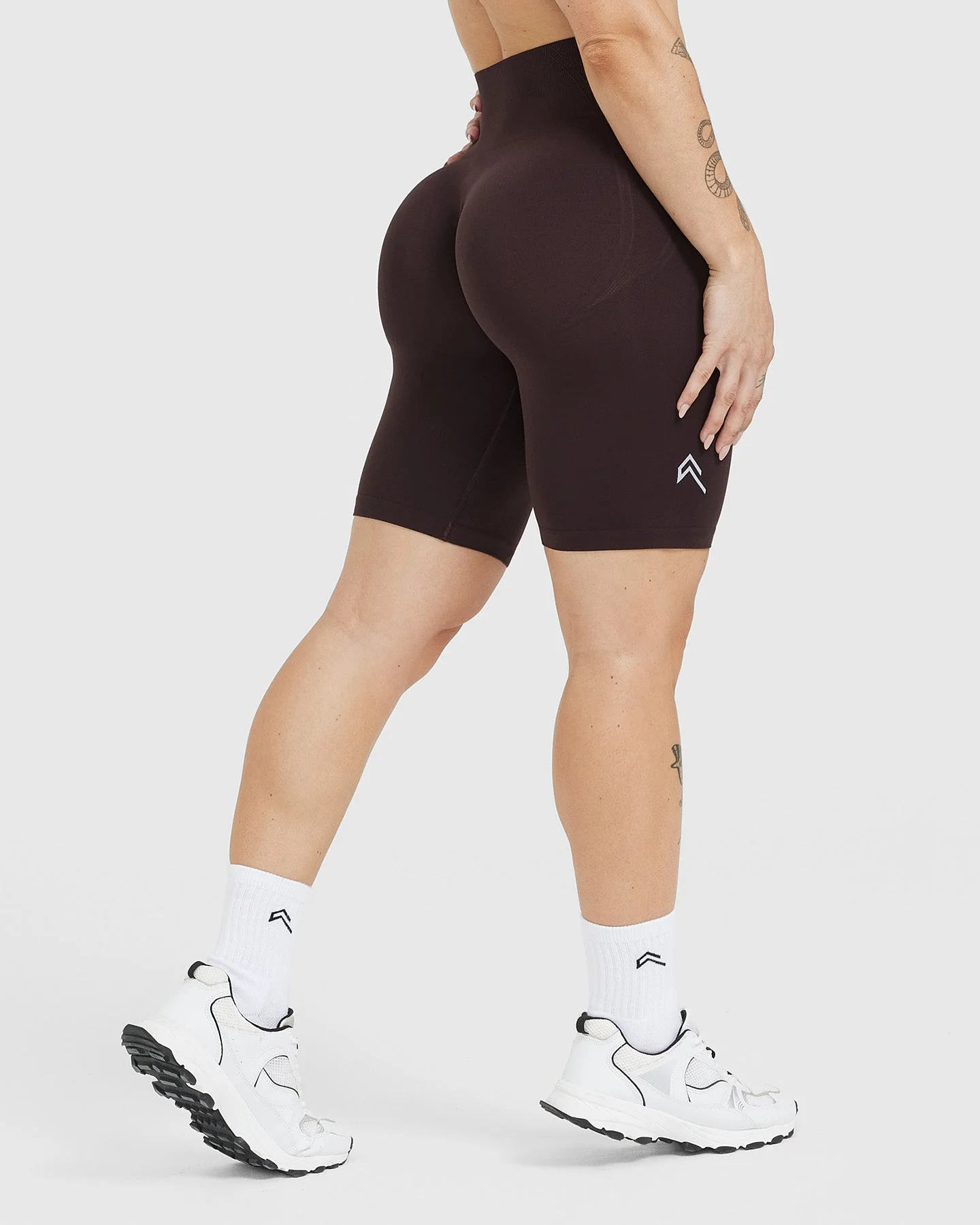 EffortlessLift™ Seamless Cycling Shorts with White Logo | 70% Cocoa - Image 2