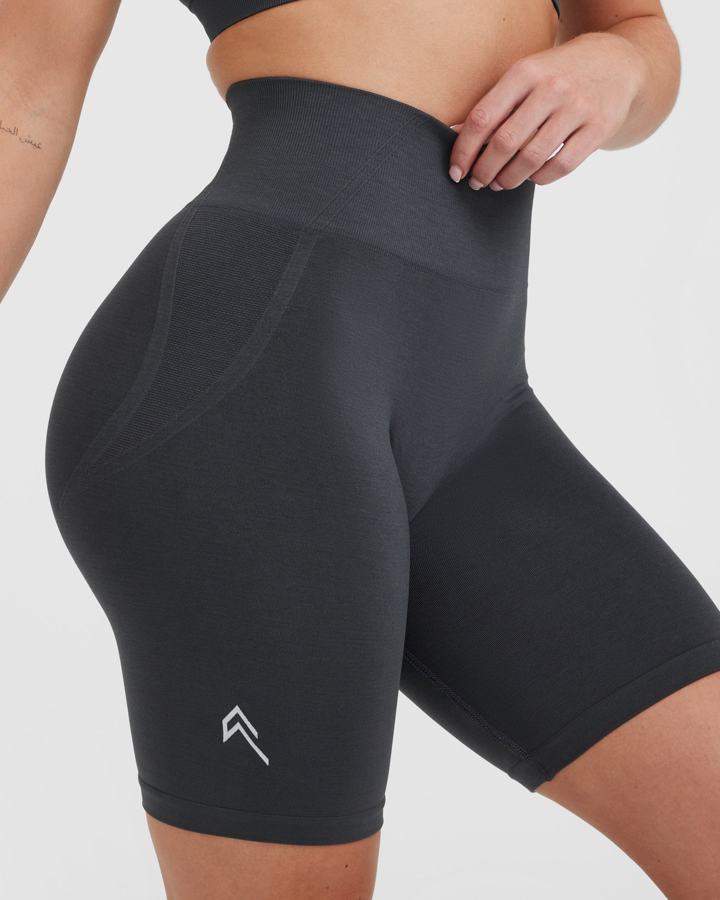 EffortlessLift™ Seamless Cycling Shorts with White Logo | Coal - Image 4